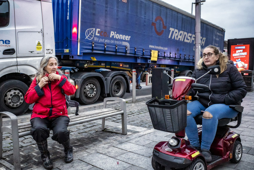 STRAATFOTOGRAFIE  De vrijheid van kijken, luisteren, voelen en slenteren.  Mijn plezier zit in het vastleggen van ‘gewone’ momenten met een verhalend karakter. Soms raadselachtig, grappig of ernstig. Het lijkt de waarheid maar is het niet. Het is de interpretatie van jou (en mij) van een moment van de werkelijkheid.